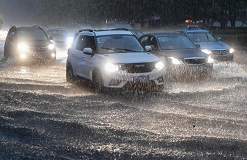 行车遇强降雨怎么办？